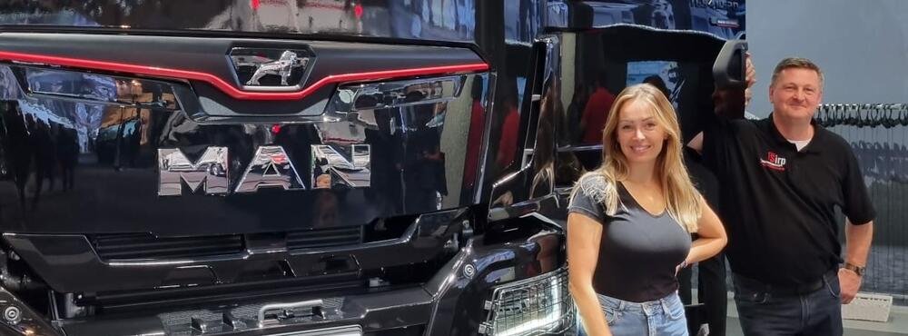 Mit Trucker Babe Julia Beitler auf der IAA Hannover bei MAN